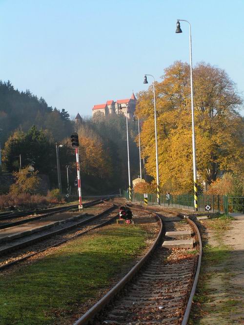 Pohled na Pernštejn z nádraží