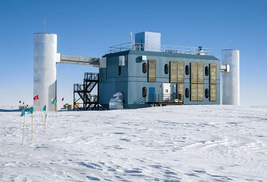 Neutrinová observatoř IceCube.